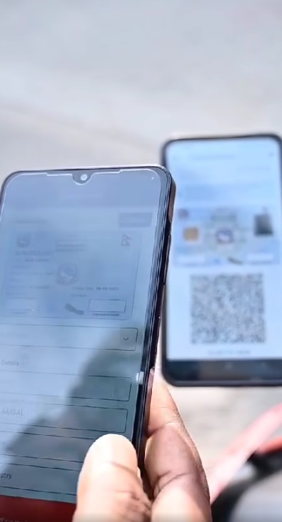 traffic police scan driving license qr code on nagarik app